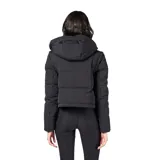 Campera larga tipo puffer color negro, con diseño acolchado, cierre frontal completo, cuello alto y capucha desmontable.