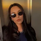 Lentes de sol con armazón metálico dorado de forma ovalada y cristales oscuros con protección UV400.