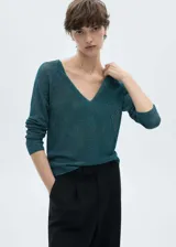 Jersey de punto fino con acabado metalizado, cuello en pico y manga larga. Presenta un diseño recto y ligero.