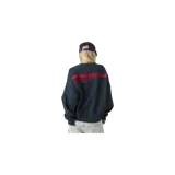 Buzo cerrado oversize azul marino con cuello redondo, manga larga y estampa tipográfica roja en la espalda.