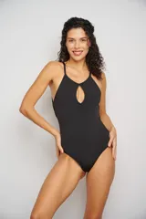 Malla enteriza negra con escote halter y abertura en forma de gota en el centro del pecho.