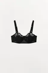 Sujetador con aros de escote corazón, confeccionado en poliamida con detalles de encaje a tono. Cuenta con tirantes ajustables y cierre posterior con ganchos metálicos.