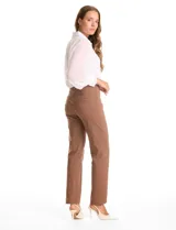 Pantalón de corte recto y entallado, color verde militar, con cintura ancha de soporte y nervadura central vertical que estiliza la silueta. Cuenta con frente limpio y bolsillos posteriores simulados.