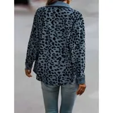Sobre camisa de pana con estampado animal print, cuello camisero, mangas largas y cierre frontal con botones.