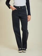 Pantalón de jean azul oscuro, de corte recto y tiro alto.