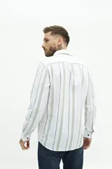 Camisa de manga larga de lino y algodón, color blanco con rayas verticales en tonos gris y beige. Presenta un corte semi slim y un pequeño logo bordado en el pecho.