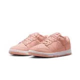 Zapatillas Nike Dunk Low Premium MF color salmón con suela blanca.