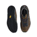 Zapato marrón de cuero con agujeros laterales, cordones grises y suela de goma negra.