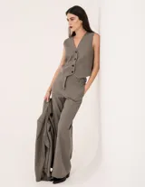 Chaleco de vestir gris oscuro con textura tipo tweed, escote en V y botones frontales. Corte levemente entallado y largo a la cintura.