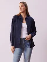 Camisa color verde oliva de lyocell, marca Cyrus. Tiene cuello con solapa, abertura central con botones, mangas 3/4 regulables con presilla y botón, y dos bolsillos delanteros aplicados.