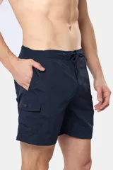 Short de baño azul marino liso, con cintura elástica y cordón regulable. Incluye bolsillos laterales tipo cargo y suspensor de malla fina.