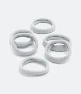 Pack de seis colitas elásticas para el pelo, color gris claro con acabado brillante o metalizado.