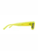 Lentes de sol de forma rectangular con montura de acetato en color amarillo traslúcido y cristales polarizados en tono verde oliva.
