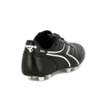 Championes de fútbol Diadora Goal Futbol MD M, color negro con detalles en blanco y suela con tapones blancos.