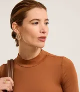 Body negro de media malla con cuello alto y mangas largas.