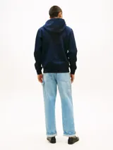 Buzo con capucha y cordón ajustable Tommy Hilfiger, color azul marino, con bolsillo tipo canguro y logo impreso en el pecho en tono celeste.