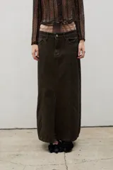 Falda larga de denim en color marrón oscuro, de corte recto con costuras verticales decorativas y tajo frontal central.