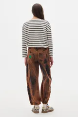 Pantalón jean slouchy de tiro medio, estilo mom, color marrón con efecto lavado.