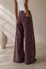 Pantalón de jean tiro alto con diseño wide leg, color morado con efecto acid wash.