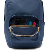 Mochila urbana y de senderismo de 22 litros, color azul oscuro, con acolchado en la parte posterior para mayor comodidad y soporte. Incluye funda para laptop de hasta 15 pulgadas, bolsillos frontales para accesorios pequeños y bolsillo para botella de agua. La base es plana y acolchada.