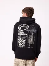 Canguro negro con capucha y cordones ajustables, con estampado gráfico en la espalda que incluye el logo de Rusty, texto "FIND YOUR SHELTER" y "ESCAPE THE NOISE", coordenadas geográficas y dibujos de plantas y árboles.