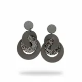 Aros colgantes artesanales de cuero gris con diseño de círculos entrelazados y aplique con textura marmolada.
