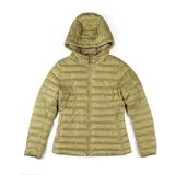 Campera puffer ultraliviana color verde militar con capucha ajustable, cierre frontal y bolsillos laterales con cierre.