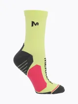 Medias técnicas de caña media, color amarillo claro con talón, puntera y refuerzo en el arco en tonos gris oscuro y fucsia. Presenta el logo de la marca impreso en negro y detalles de tejido acolchado en zonas de presión.