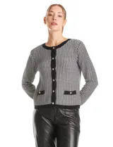 Cardigan de punto con textura tipo tweed, color marrón y beige, con cuello redondo, cierre frontal con botones metálicos y bolsillos decorativos con ribetes a contraste.