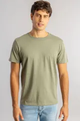 Remera básica de cuello redondo y manga corta en color verde militar, confeccionada en suave algodón pima con un pequeño logo bordado en el pecho.