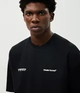 Remera de corte oversized color bordó, con cuello redondo y manga corta. Presenta un estampado en la espalda con lettering manuscrito que incluye las ciudades Paris, Tokyo y New York, junto con detalles tipográficos adicionales.