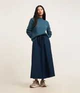 Blusa de punto de la marca Cortelle, con cuello alto y mangas largas. Confeccionada en una mezcla de viscosa y poliamida, presenta una textura suave y un diseño básico versátil.