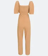 Mono largo color naranja con corte zanahoria, escote cuadrado, mangas cortas abullonadas y bolsillos laterales.