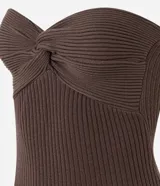 Vestido midi marrón de punto acanalado, sin breteles, con escote palabra de honor y detalle torcido en el busto.