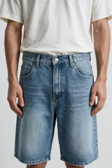 Bermuda de jean de corte ancho y tiro medio, color negro con efecto lavado.