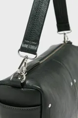 Bandolera estructurada de cuero caprino texturizado en color negro, con cierre superior de cremallera, bolsillo exterior lateral y correa ajustable.