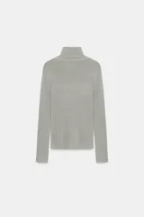 Jersey de punto fino confeccionado en lana, con cuello subido y manga larga, de diseño básico y ajustado.