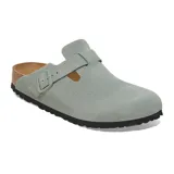 Zueco tipo mule de gamuza color verde menta, con correa ajustable con hebilla metálica al tono, plantilla de corcho anatómica y suela de goma negra.