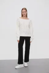 Sweater de tejido calado con diseño de fantasía, corte holgado, cuello bote y mangas largas.