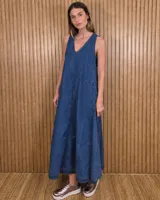 Vestido largo de denim azul oscuro, con escote en V, sin mangas y corte amplio y fluido.