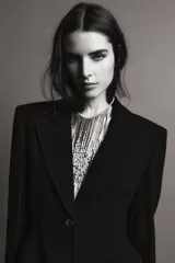 Blazer entallada de Zara Woman Collection, color negro, con cuello solapa de muescas, manga larga con botones en puños y cierre frontal con botones. Presenta bolsillos de vivo en el delantero y detalle de pespuntes marcados a tono.