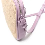 Bandolera mini Extra Large modelo Joan, con cuerpo de efecto mimbre tejido y detalles en cuero sintético color lila. Cuenta con un compartimento principal con cierre, un bolsillo frontal con cierre y correa regulable.