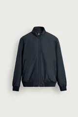 Cazadora regular fit de tejido técnico repelente al agua, color negro, con cuello subido, bolsillos de vivo en la cadera, cierre frontal de cremallera y acabados en rib.