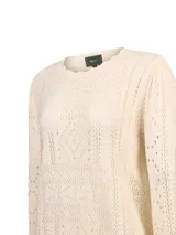 Sweater de tejido calado color marfil, con cuello redondo y mangas largas.