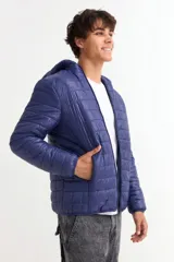 Campera puffer con capucha, cierre frontal y diseño acolchado de líneas horizontales.