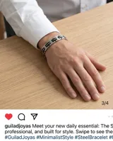 Pulsera de eslabones de acero inoxidable con detalles centrales en goma negra, diseño moderno y minimalista.