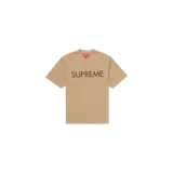 Remera Supreme de manga corta, color tostado, con cuello redondo y el logotipo de la marca impreso en el pecho en tono marrón.