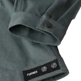 Campera verde con cierre frontal, cuello camisero, mangas largas y bolsillos con solapa en el pecho.