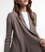 Cardigan largo de punto texturizado color ladrillo, con abertura frontal y terminación en puntas.