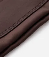 Buzo de pijama con capucha ajustable y cordones, confeccionado en tejido de modal con acabado suave. Presenta mangas largas, puños y ruedo acanalados, ofreciendo un calce holgado y confortable.